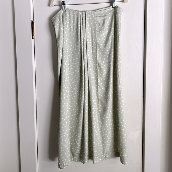 NWT. Vince Silk Stone Dots Drape Skirt in Celery Size 12 - Picture 3 of 10